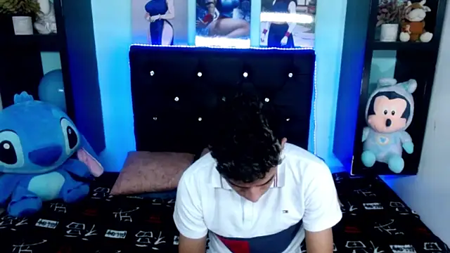 Snapshot of x_oliver_x chatting on 10-05-25, 04:22 x oliver x online show from 10-05-25, 04:22