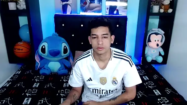 Snapshot of x_oliver_x chatting on 10-07-25, 03:47 x oliver x online show from 10-07-25, 03:47