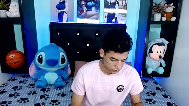 Snapshot of x_oliver_x chatting on 10-24-25, 04:53 x oliver x online show from 10-24-25, 04:53