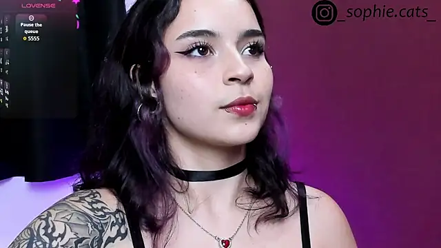 Snapshot of SophieCats chatting on 10-29-25, 11:06 SophieCats online show from 10-29-25, 11:06