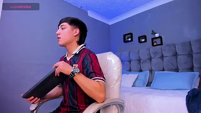 Snapshot of Ares_di_martin chatting on 11-15-25, 06:00 Ares di martin online show from 11-15-25, 06:00