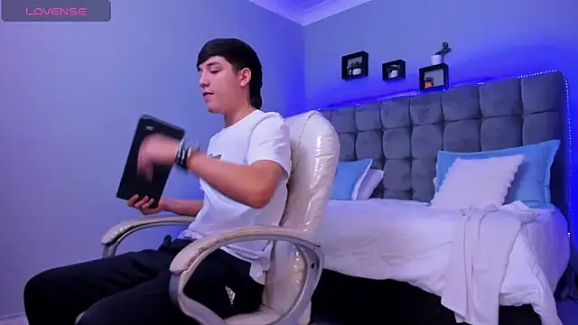 Snapshot of Ares_di_martin chatting on 11-25-25, 05:40 Ares di martin online show from 11-25-25, 05:40