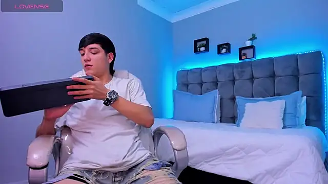 Snapshot of Ares_di_martin chatting on 11-28-25, 05:32 Ares di martin online show from 11-28-25, 05:32