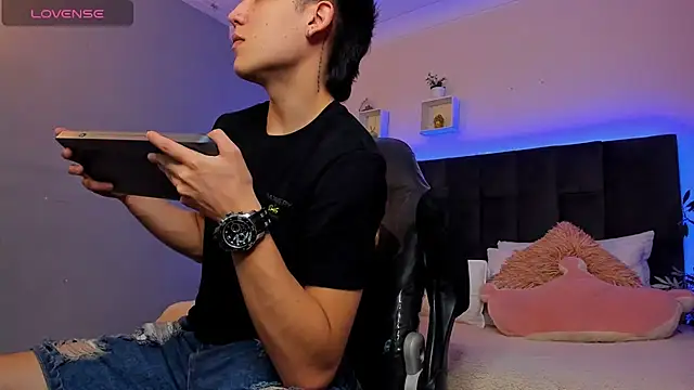 Snapshot of Ares_di_martin chatting on 12-19-25, 02:02 Ares di martin online show from 12-19-25, 02:02