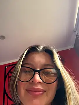 Snapshot of KoraSweett chatting on 12-05-25, 06:37 KoraSweett online show from 12-05-25, 06:37