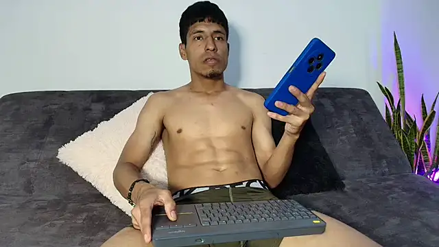 Snapshot of IsaXander743 chatting on 12-15-25, 01:10 IsaXander743 online show from 12-15-25, 01:10