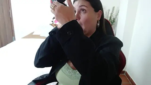 Secret Bella online show from 10-10-25, 11:42