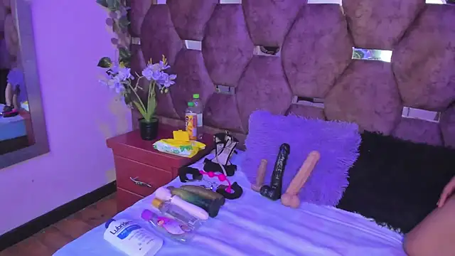 Snapshot of Thiana_Taylor chatting on 11-29-25, 12:19 Thiana Taylor online show from 11-29-25, 12:19