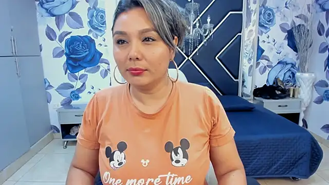 Snapshot of LatinaHoleQueen chatting on 09-15-25, 02:39 LatinaHoleQueen online show from 09-15-25, 02:39