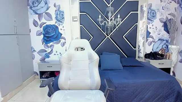 Snapshot of LatinaHoleQueen chatting on 09-26-25, 02:21 LatinaHoleQueen online show from 09-26-25, 02:21