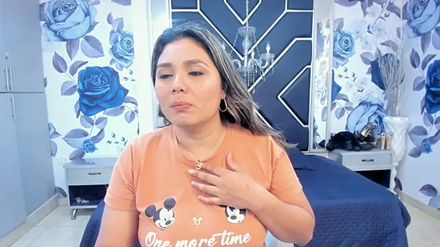 Snapshot of LatinaHoleQueen chatting on 10-11-25, 02:15 LatinaHoleQueen online show from 10-11-25, 02:15