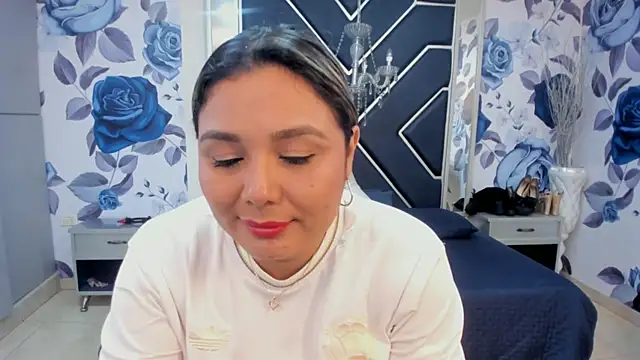 Snapshot of LatinaHoleQueen chatting on 10-15-25, 02:28 LatinaHoleQueen online show from 10-15-25, 02:28