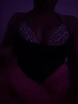 Snapshot of th33h0neyb33 chatting on 12-14-25, 06:30 th33h0neyb33 online show from 12-14-25, 06:30