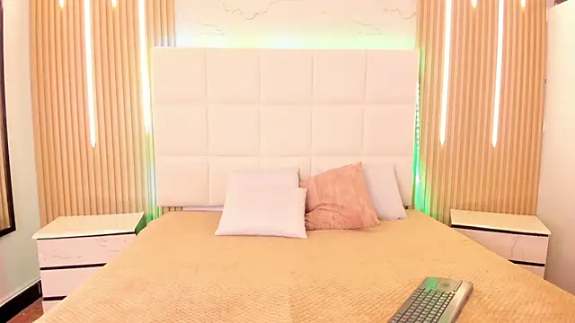 Snapshot of Elody_rousse chatting on 10-31-25, 12:06 Elody rousse online show from 10-31-25, 12:06