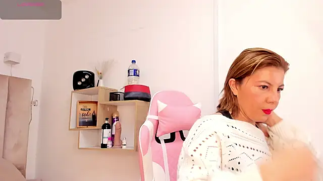 Clhoe Johnson online show from 10-06-25, 11:51