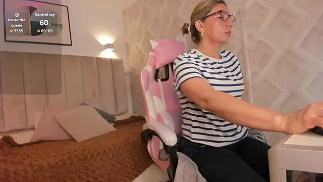 Clhoe Johnson online show from 04-04-26, 12:24