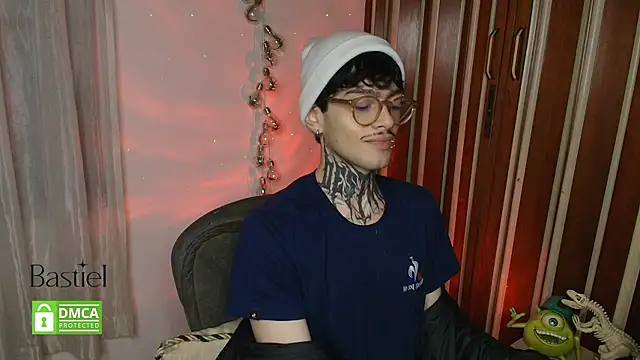 Snapshot of Mihail_leroy chatting on 10-18-25, 12:35 Mihail leroy online show from 10-18-25, 12:35