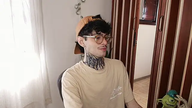 Snapshot of Mihail_leroy chatting on 12-16-25, 02:55 Mihail leroy online show from 12-16-25, 02:55