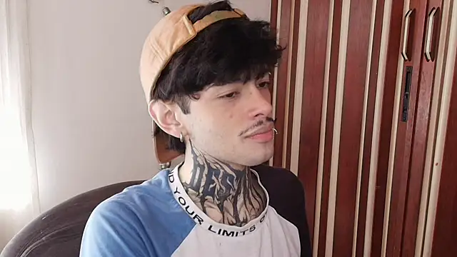 Snapshot of Mihail_leroy chatting on 12-17-25, 01:50 Mihail leroy online show from 12-17-25, 01:50