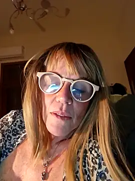 Polly23 online show from 10-21-25, 04:35