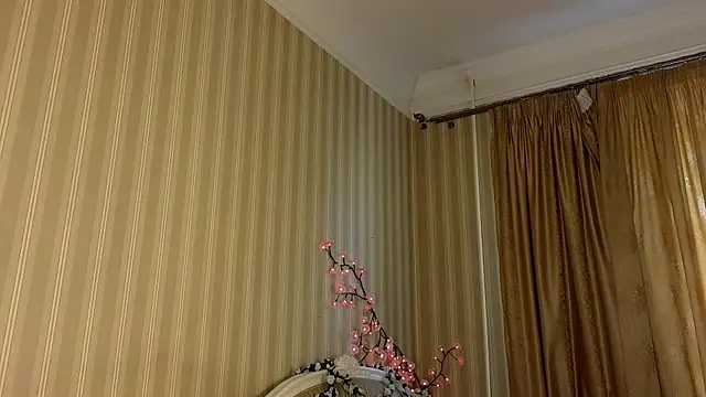 Snapshot of Juuulia_ chatting on 05-18-26, 03:18 Juuulia online show from 05-18-26, 03:18