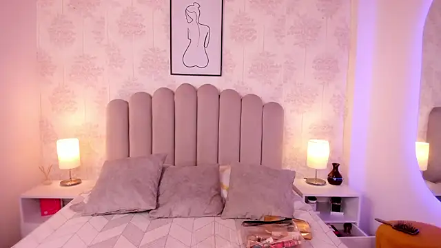 Snapshot of ShaynaHosk chatting on 09-16-25, 07:37 ShaynaHosk online show from 09-16-25, 07:37