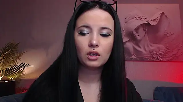 Snapshot of MikaSnake chatting on 09-16-25, 08:43 MikaSnake online show from 09-16-25, 08:43