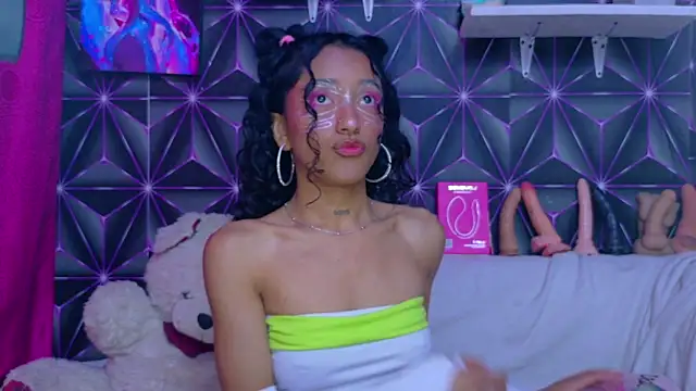 Snapshot of Kylie_Moan chatting on 10-29-25, 05:42 Kylie Moan online show from 10-29-25, 05:42