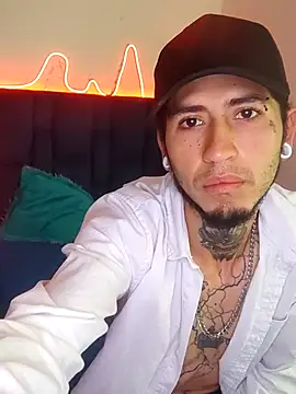 Snapshot of Tattoboy19cm chatting on 09-12-25, 01:44 Tattoboy19cm online show from 09-12-25, 01:44