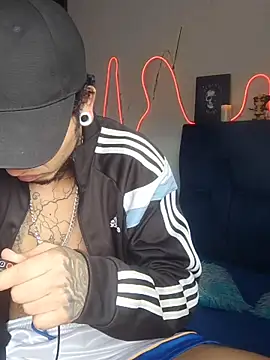 Snapshot of Tattoboy19cm chatting on 10-18-25, 06:41 Tattoboy19cm online show from 10-18-25, 06:41