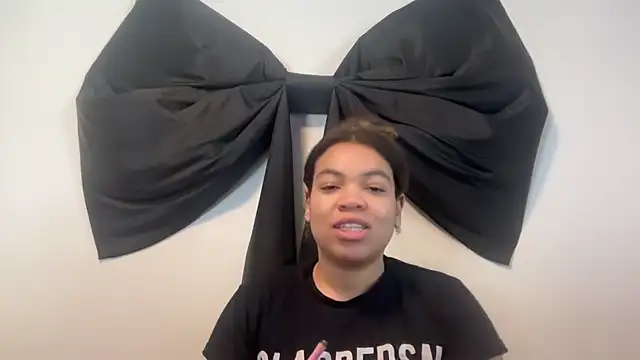 Snapshot of zahrabliss chatting on 10-18-25, 04:41 zahrabliss online show from 10-18-25, 04:41