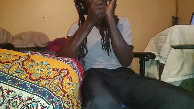 Snapshot of EYEzIAM chatting on 10-10-25, 12:48 EYEzIAM online show from 10-10-25, 12:48