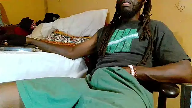 Snapshot of EYEzIAM chatting on 05-18-26, 04:29 EYEzIAM online show from 05-18-26, 04:29