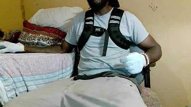Snapshot of EYEzIAM chatting on 05-23-26, 04:18 EYEzIAM online show from 05-23-26, 04:18