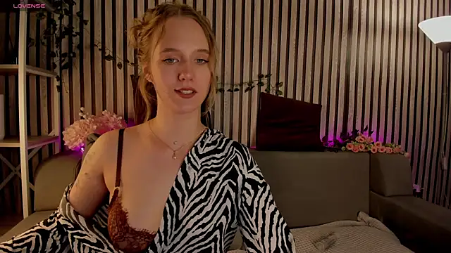 Snapshot of Casey_Sweeet chatting on 06-04-26, 09:26 Casey Sweeet online show from 06-04-26, 09:26