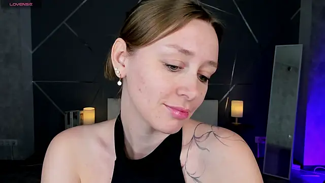 Snapshot of evashiny_ chatting on 11-30-25, 04:38 evashiny online show from 11-30-25, 04:38