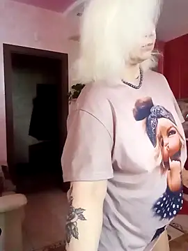 Snapshot of SquirtMilf00 chatting on 10-20-25, 01:39 SquirtMilf00 online show from 10-20-25, 01:39