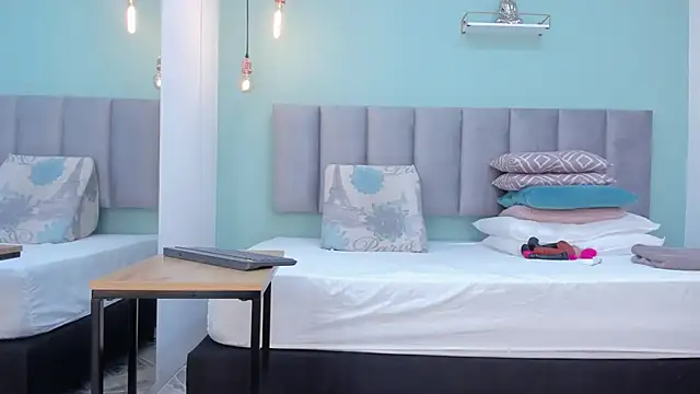 Snapshot of genesis4u chatting on 10-18-25, 12:28 genesis4u online show from 10-18-25, 12:28