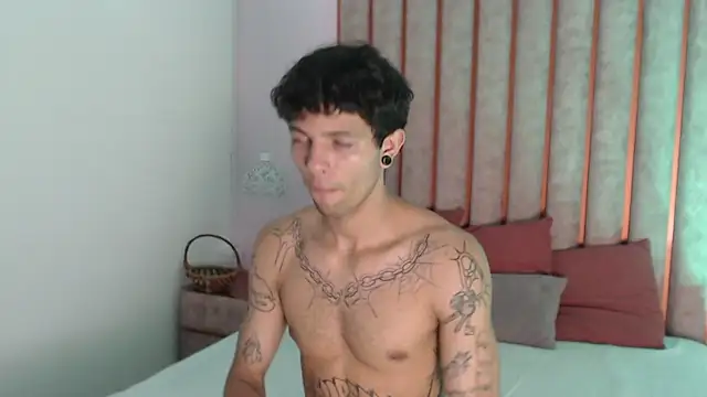 Snapshot of Enzo_Hunter chatting on 09-30-25, 03:55 Enzo Hunter online show from 09-30-25, 03:55