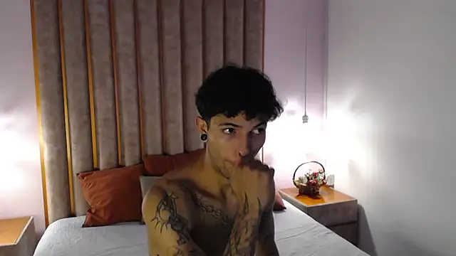 Snapshot of Enzo_Hunter chatting on 10-14-25, 03:51 Enzo Hunter online show from 10-14-25, 03:51