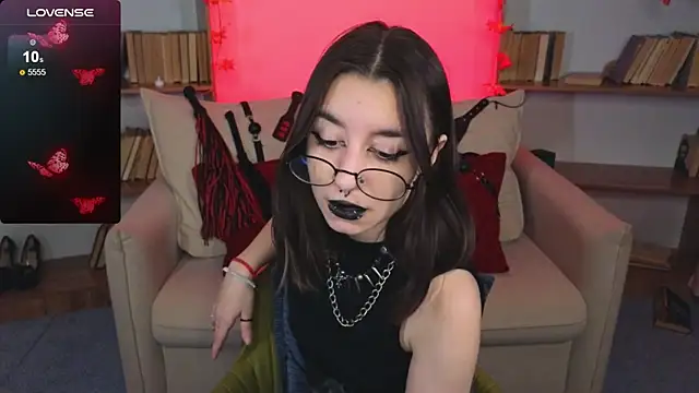 Snapshot of Mistress__Marcelline chatting on 09-21-25, 09:44 Mistress Marcelline online show from 09-21-25, 09:44