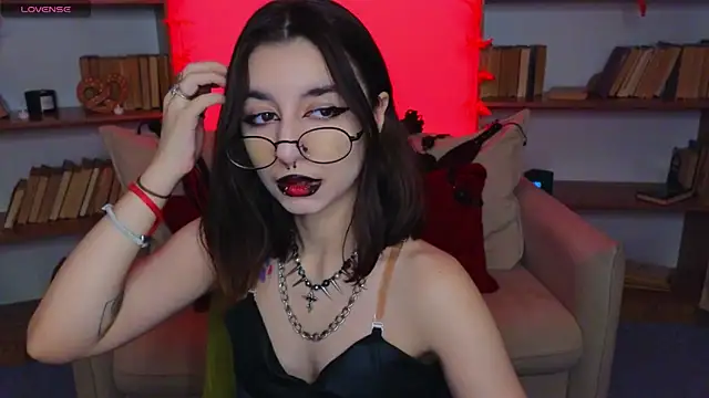 Snapshot of Mistress__Marcelline chatting on 09-26-25, 01:42 Mistress Marcelline online show from 09-26-25, 01:42