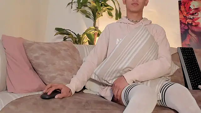 LoganTwink18 online show from 02-13-26, 01:18