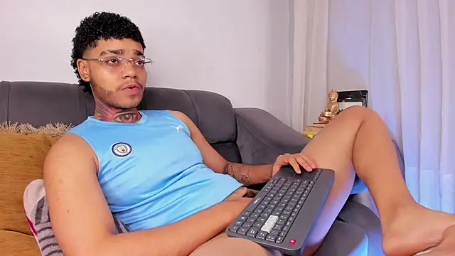 Snapshot of santi_xximo chatting on 11-11-25, 12:43 santi xximo online show from 11-11-25, 12:43