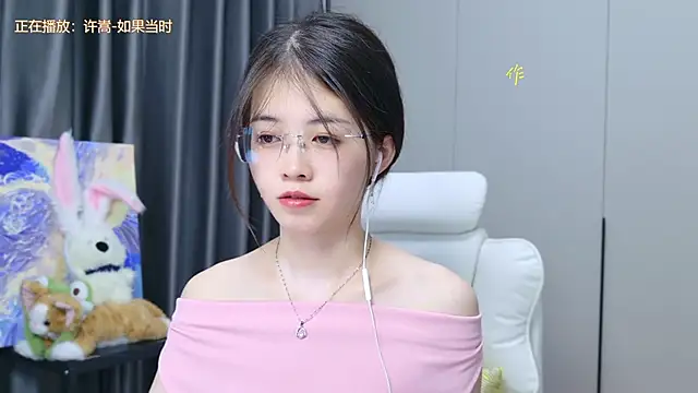 Snapshot of Qianqian-888 chatting on 10-15-25, 12:44 Qianqian-888 online show from 10-15-25, 12:44