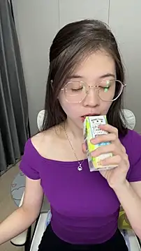 Snapshot of Qianqian-888 chatting on 11-14-25, 12:42 Qianqian-888 online show from 11-14-25, 12:42