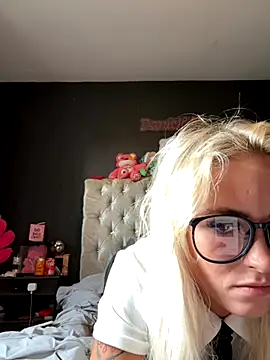 Snapshot of ShortySweet chatting on 09-15-25, 03:34 ShortySweet online show from 09-15-25, 03:34