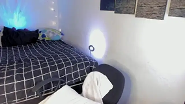 chloe kisses online show from 04-24-26, 11:45