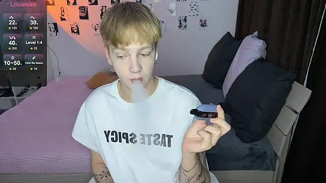 Snapshot of olivertasty chatting on 09-13-25, 04:29 olivertasty online show from 09-13-25, 04:29