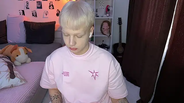 Snapshot of olivertasty chatting on 09-27-25, 01:05 olivertasty online show from 09-27-25, 01:05